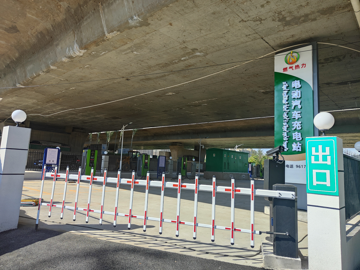 阿尔山充电站现场采访